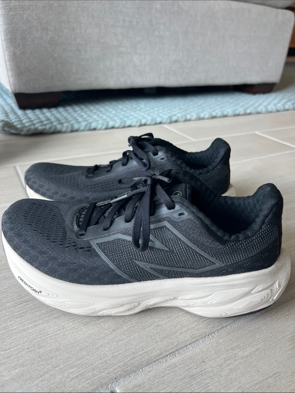 New Balance 1080 Women’s Black and White Running Shoes 7.5